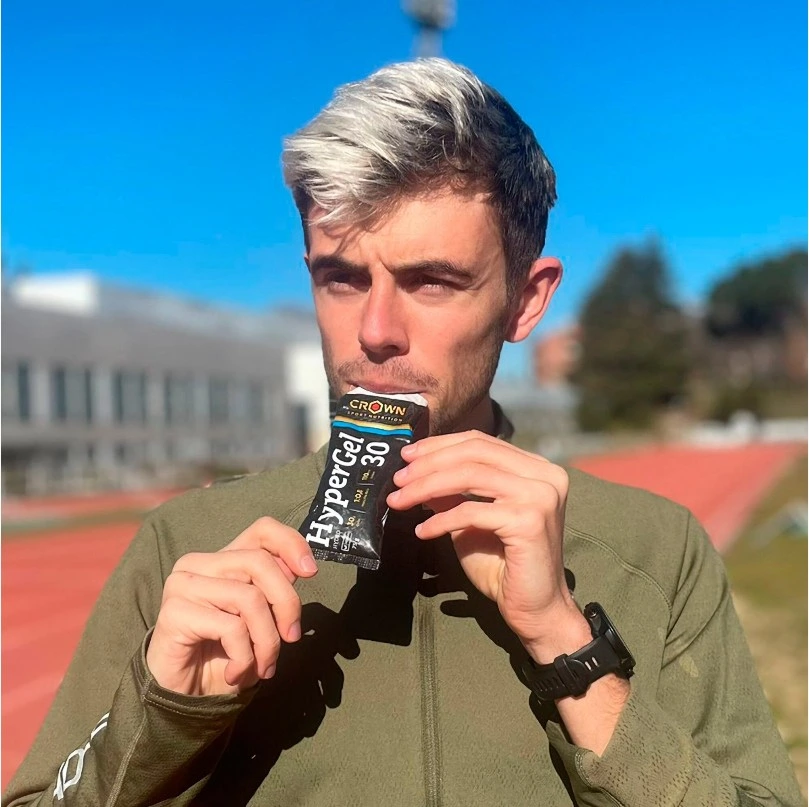 atleta tomando un gel de crown