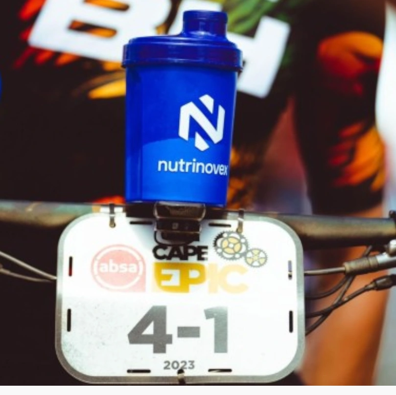 atletas ciclistas tomando suplementacion de nutrinovex