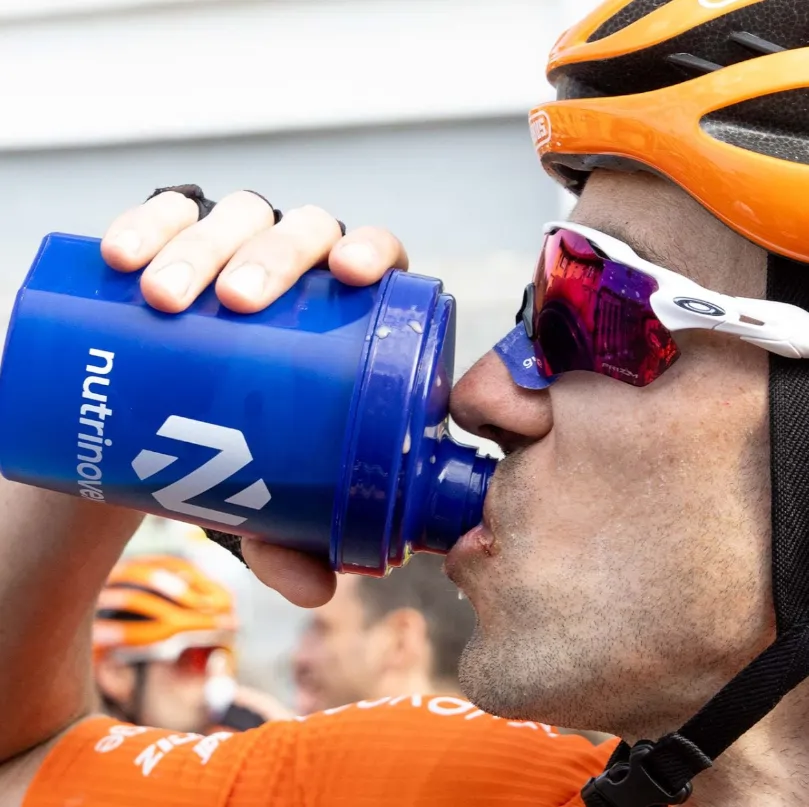 atletas ciclistas tomando suplementacion de nutrinovex