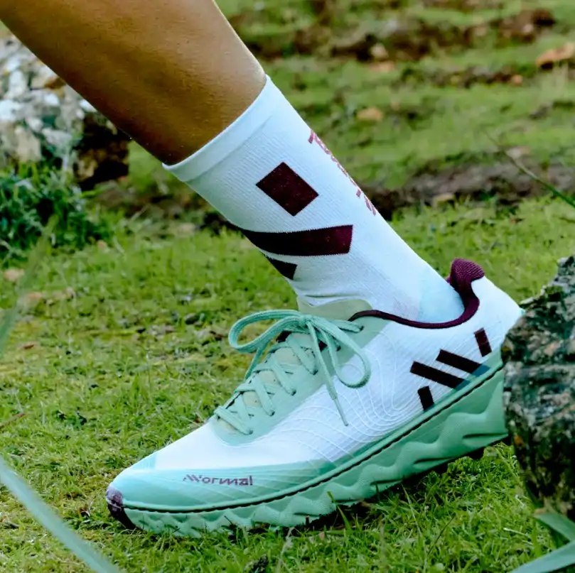zapatilla de trail nnormal tomir 2.0