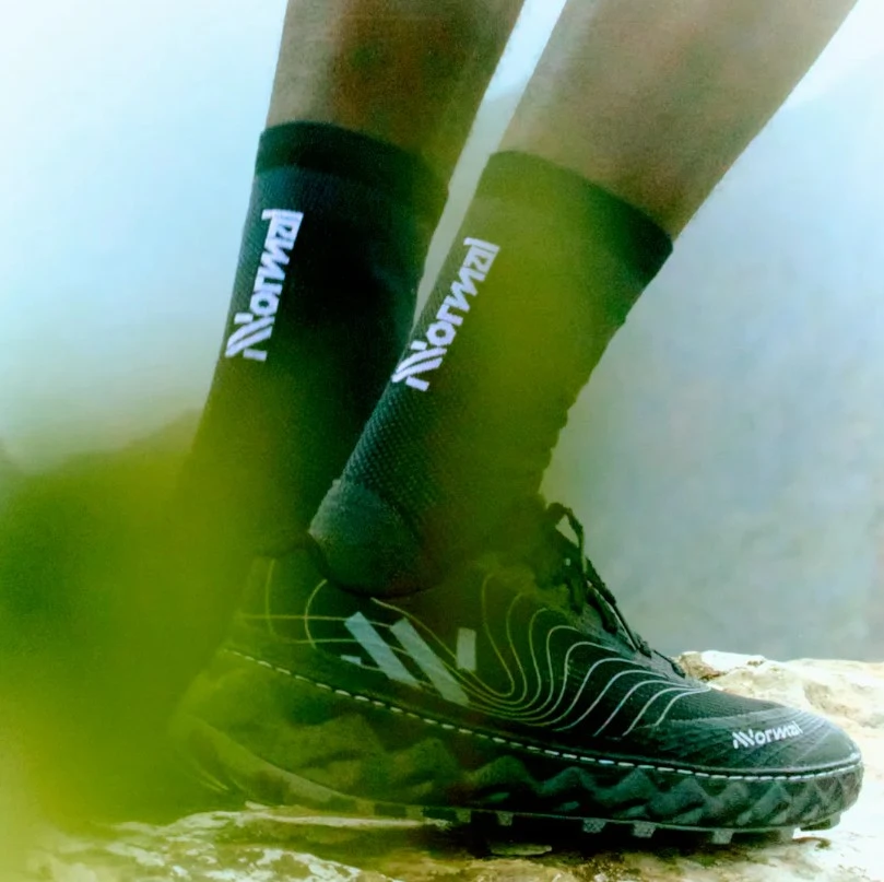 zapatilla de trail nnormal tomir 2.0