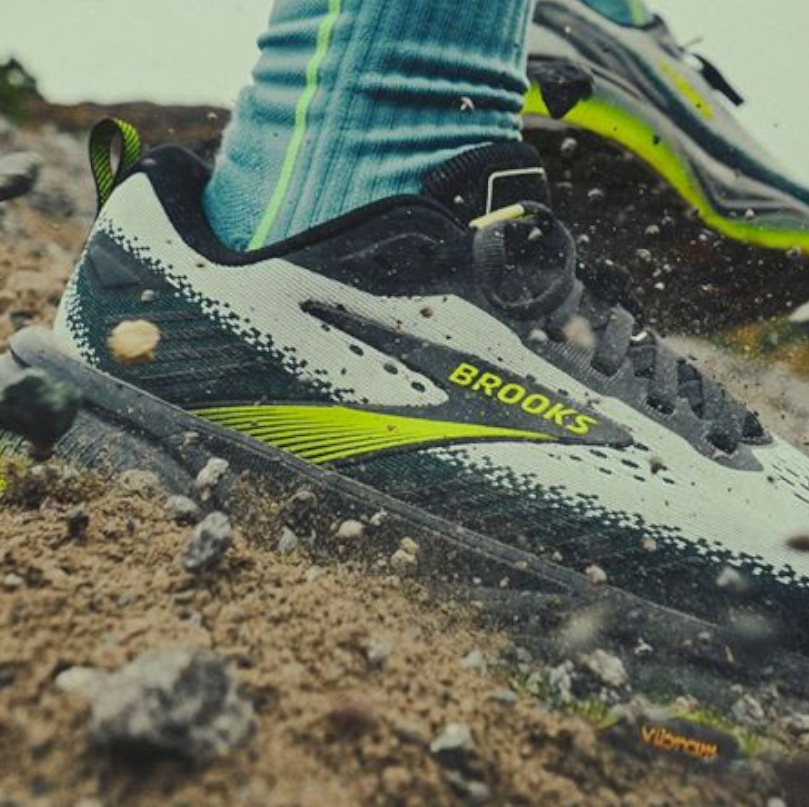 corredor con zapatilla de trail brooks cascadia