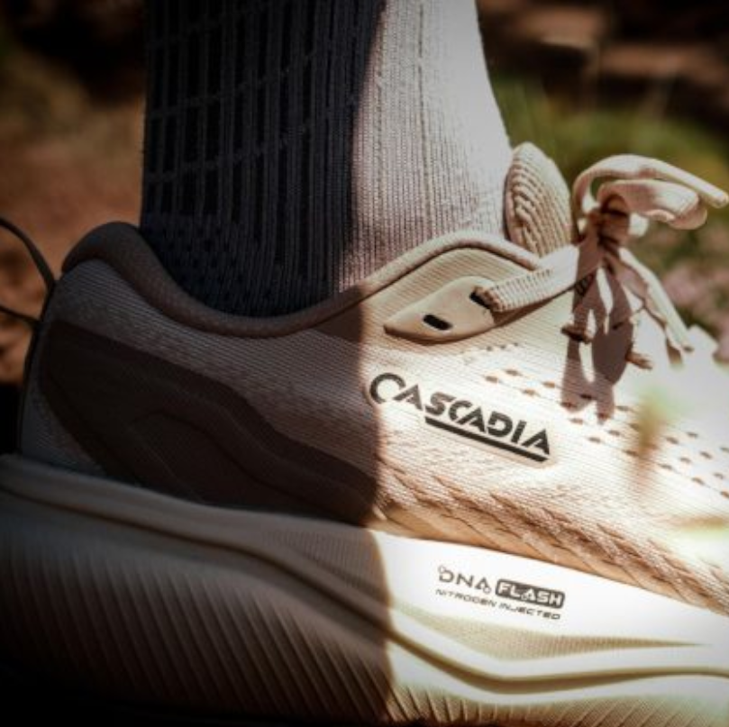 chris alonso con zapatillas brooks cascadia 20