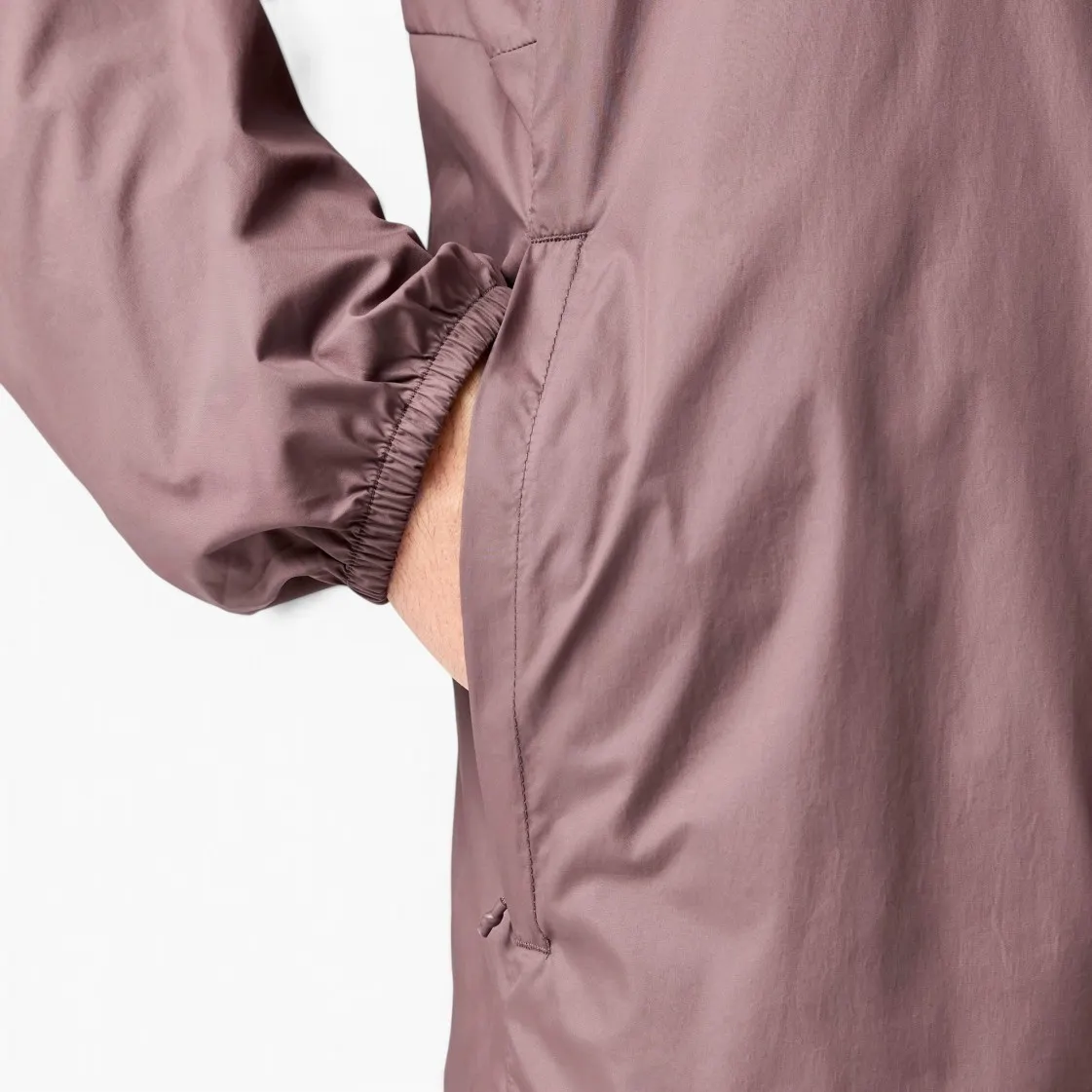 cortavientos marron de brooks para hombre