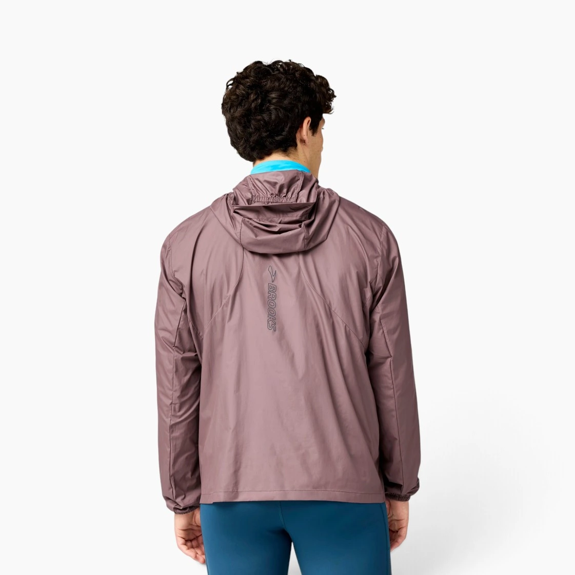 cortavientos marron de brooks para hombre
