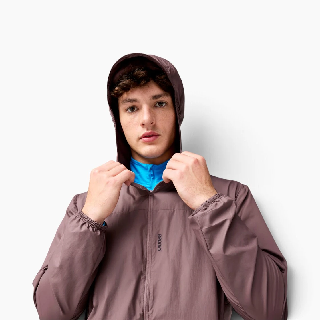 cortavientos marron de brooks para hombre