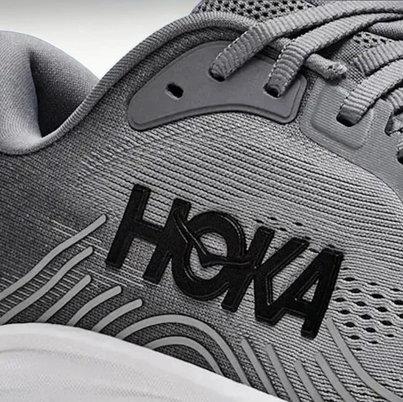 Detalle del upper de malla técnica HOKA Clifton 11 Hombre